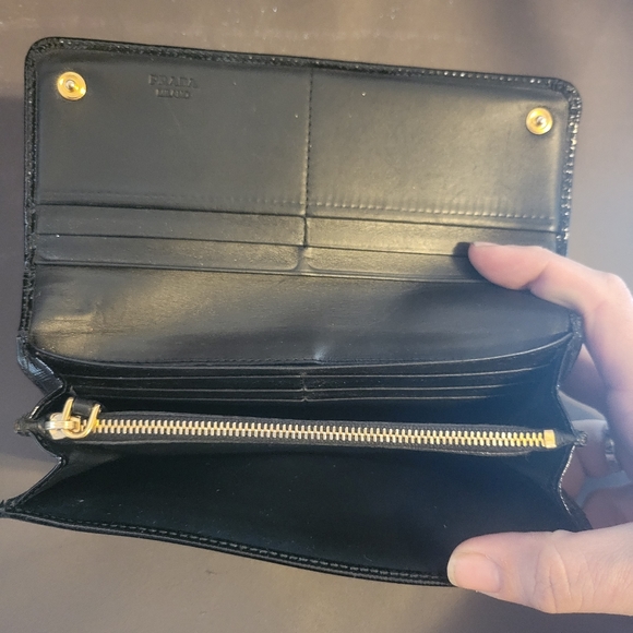 Authentic Prada Saffiano Wallet - Picture 2 of 11